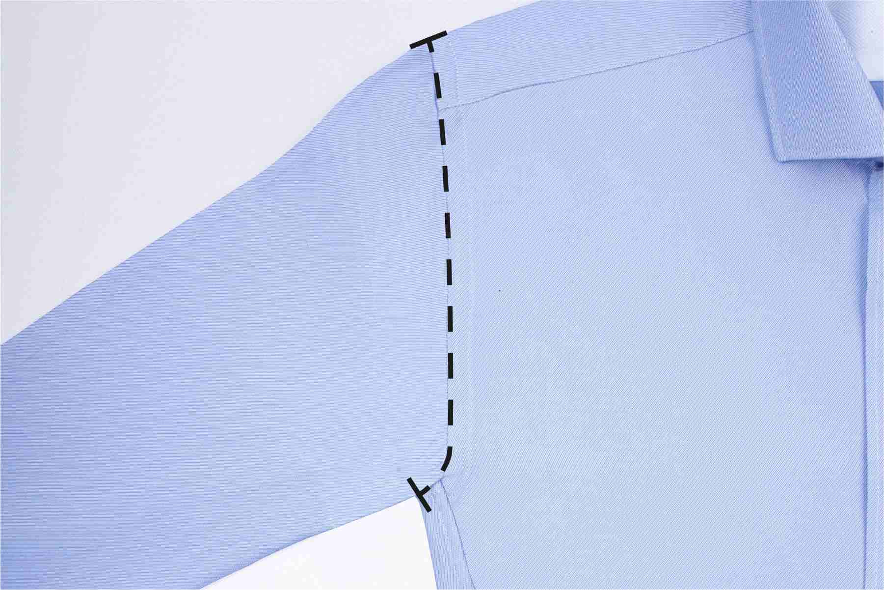 Tirer légèrement sur le tissu en haut et en bas pour que la couture soit droite. Mesurer toute la longueur sans s'arrêter à la couture. L'emmanchure est difficile à mesurer précisément.